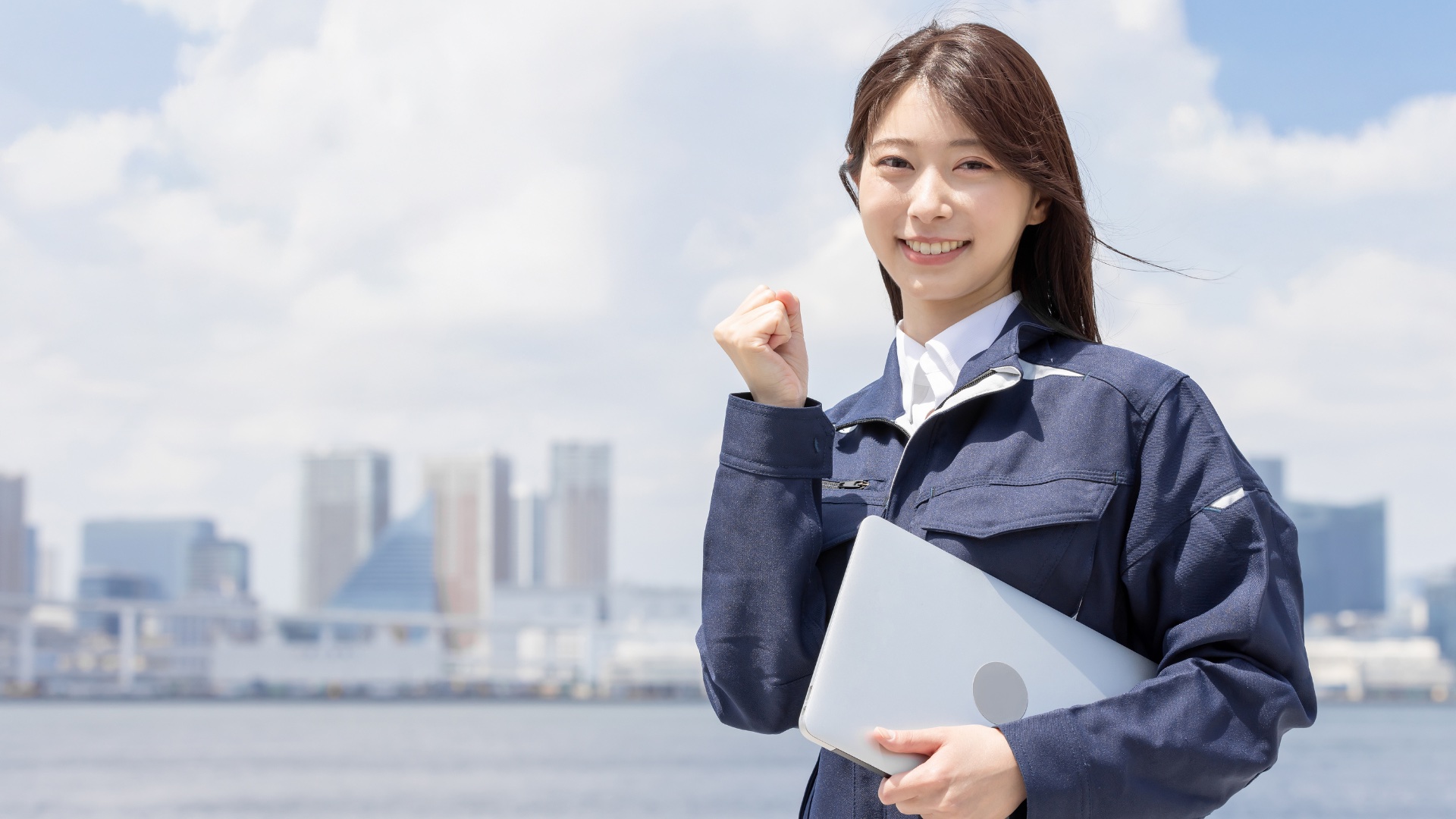 タブレットを持つ退去立会いの担当スタッフ